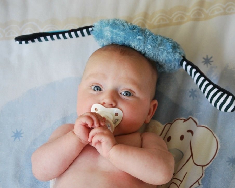 Léčba břišní koliky u kojence