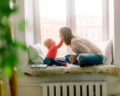 Hezký vztah maminky a batolete